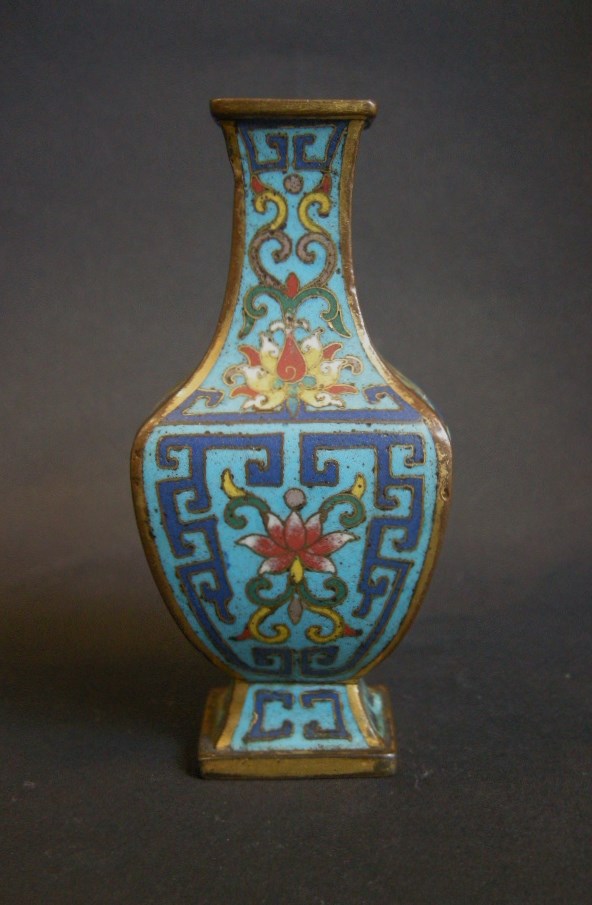 Rare small vase with for sides in cloisonné enamel - Qianlong period